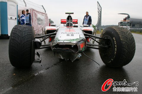 德国站首练苏蒂尔雨中最快 小汉塞纳先后撞车