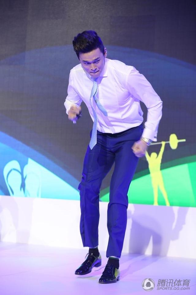 时长:325来源:腾讯视频撰文:首席记者王怡薇化妆师俯下身子,用粉扑