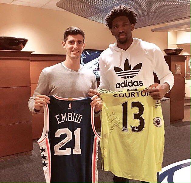 库尔图瓦圣诞假期观战nba与恩比德互换球衣