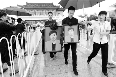 陶伟追悼会在京举行众多好友雨中送别组图