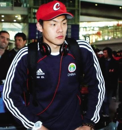 王大雷又爆粗口引球迷攻击你们这些x生积点德吧