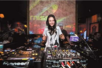 传奇djmissnine2012北京车展开幕在即,京华汽车探馆团队前往顺义新