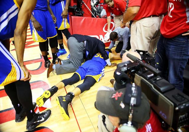 库里意外受伤离场 凌空飞起重摔倒地