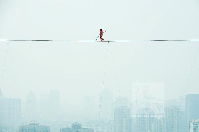 中国走钢丝摔死图片