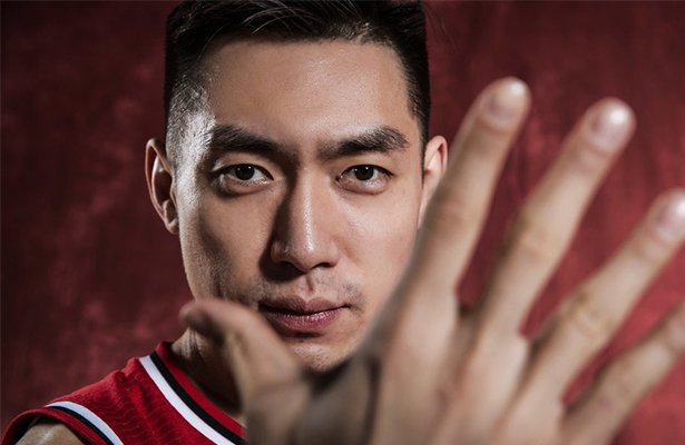 青岛男篮新赛季官方写真 赵泰隆个性出镜