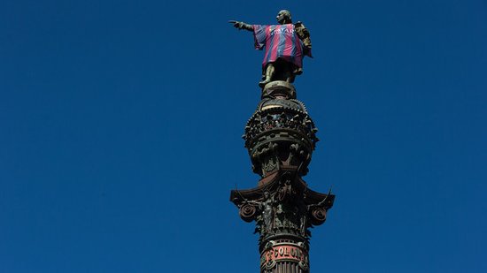 哥伦布雕像被穿上巴萨战袍