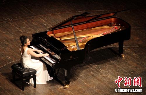 深圳青年钢琴家袁芳改编春天的故事献礼大运