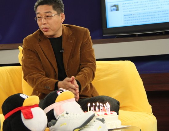 刘建宏(微博博客)为足球之夜庆生腾讯体育讯北京时间4月4日,央视著名