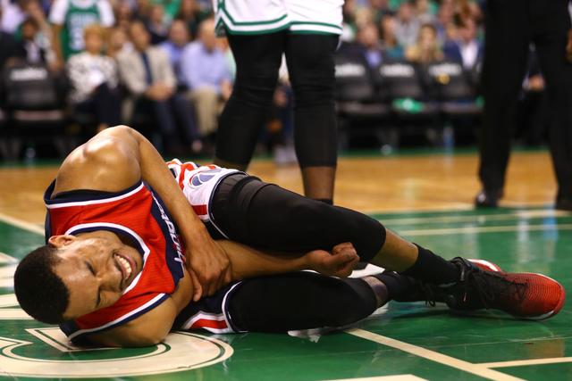 埃弗里-布拉德利 第二节最后时刻和奥托-波特对抗时腰部受伤,不挡不