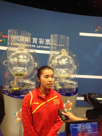 伦敦奥运会羽毛球女双冠军田卿(微博)走进体彩开奖大厅,图片来源:腾讯