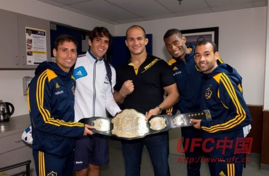 小贝与多斯桑托斯合影 ufc中国讯 ufc里面两位重量级明星,多斯桑托斯