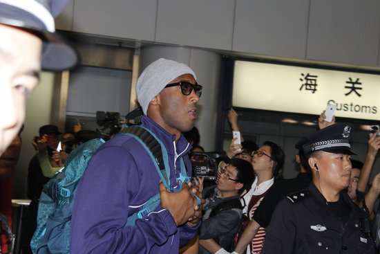 飞机晚点!湖人抵达北京 科比戴墨镜现身