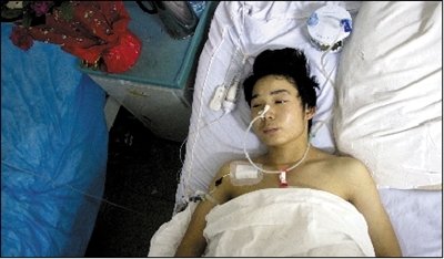 执勤保安王德仁上前制止歹徒行凶时腹部中刀,肠子外露仍不肯松手