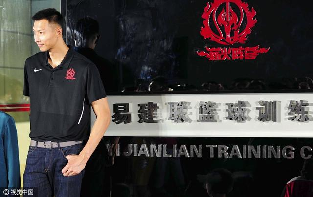 和领导的见证下,位于福田体育公园的"易建联篮球训练中心"正式揭幕