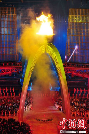 温家宝宣布广州亚运会开幕 何冲点燃主火炬