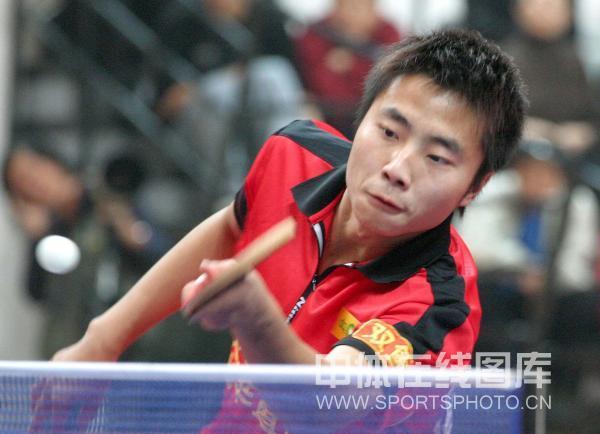 2004年中国乒乓球俱乐部超级联赛中的郑长弓成都日报(记者 陈浩 采写)