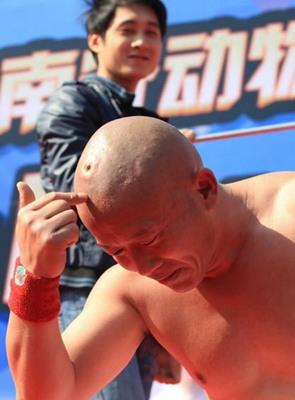 中国倒立王梦想上春晚 头皮被钉子钻孔留疤痕