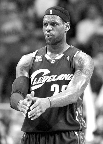 在雷霆队一帮年轻人面前,科比也尝到了岁月催人老的滋味 cfp供图