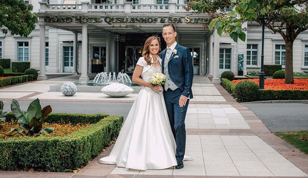 辛吉斯穿婚纱美丽动人 与丈夫甜蜜四溢