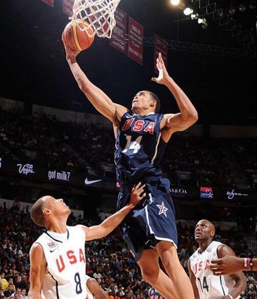 麦基晒图回忆美国队训练营表决心给勇士看