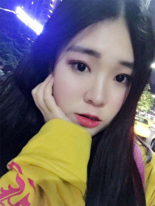 球迷说-重庆萌妹钟情小猪 力挺拜仁重回巅峰