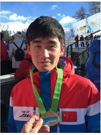 小伙耿文强在男子钢架雪车决赛中获得第七名,实现了中国选手在雪