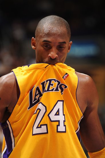 科比首战神勇脚还在疼冰敷放松静待背靠背