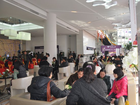 购房者在售楼处耐心等待