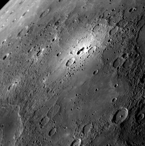 "信使号"探测器近距离飞越水星表面拍摄到神秘的发亮区域