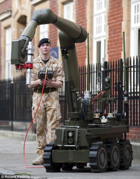 英国研制小型拆弹机器人 可放入背包随身携带