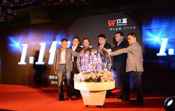 丈夫遇车着祸瘫痪老 妻子四一多年精心照料助他站起来