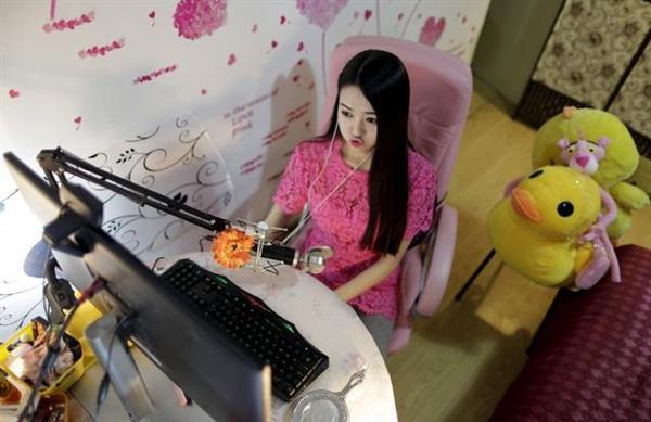 《时代报》发布微博"月入10万女主播劈腿土豪小学生,男友上其公司撒尿