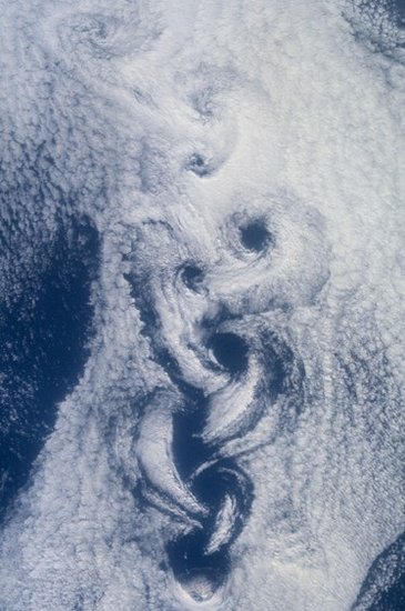 日本北海上空现冯卡门涡流与超流体漩涡之谜