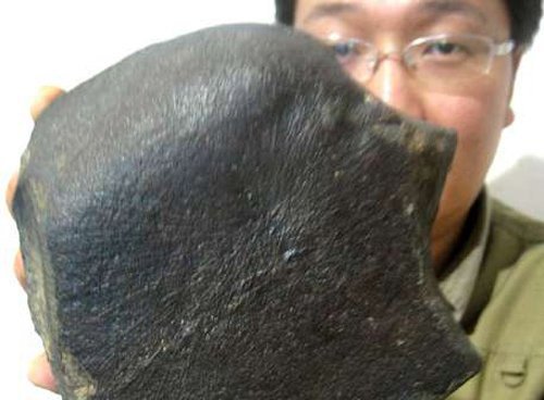 连江农民捡到一颗陨石33万元卖于台收藏家