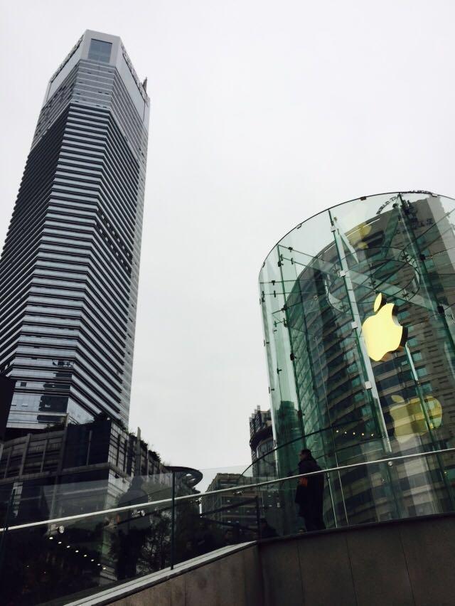 腾讯数码讯(杜杰) 1月31日,苹果在中国内地第15家直营店重庆解放碑
