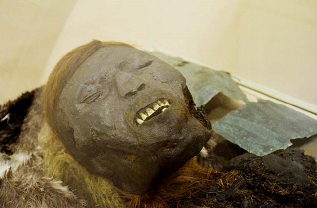 西伯利亚发现戴着铜质面具的千年木乃伊