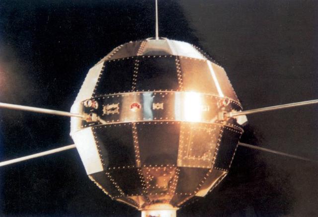 1970年4月24日,中国第一颗人造地球卫星东方红一号上天
