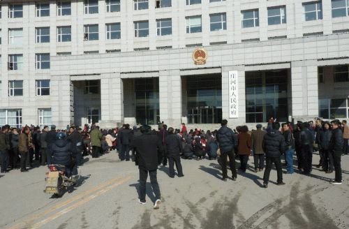 辽宁庄河千人下跪上访 市长被责令辞职