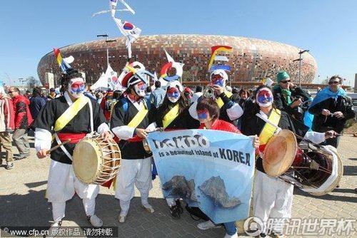 图文:阿根廷vs韩国 韩国球迷民族服饰