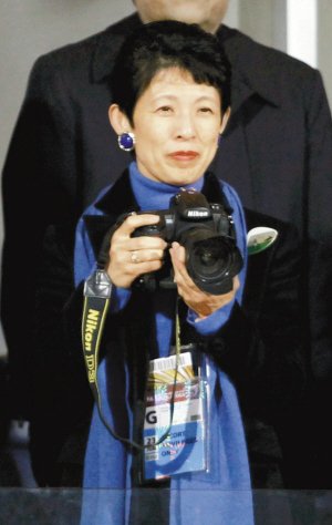 日本宪仁亲王妃久子现场观战不忘拍照