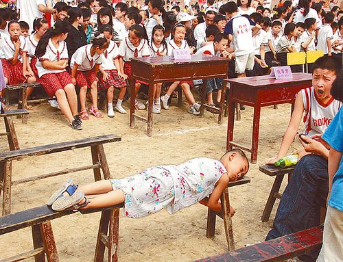 希望小学揭牌 领导嘉宾来迟小学生苦等三小时