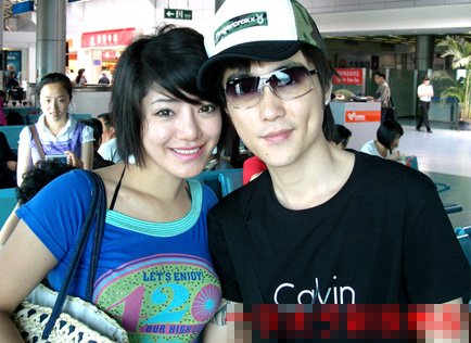 的新晋歌手(曾是绝对唱响的北京10强之一)和江映蓉的确是恋人关系但