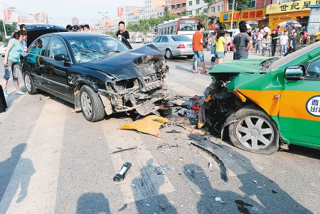 [原創]兩大學生被撞飛10米遠 司機撞人後連撞兩車