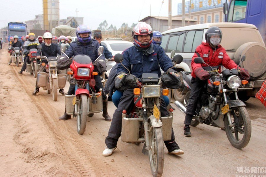 组图广西30万铁骑大军陆续返乡过年