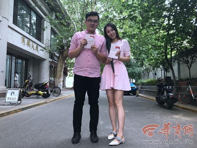 七夕民政局300对情侣领证 男生念誓词激动落泪