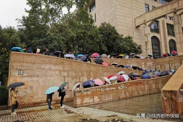 国庆省图书馆人流量不输景区 备考大军占主流