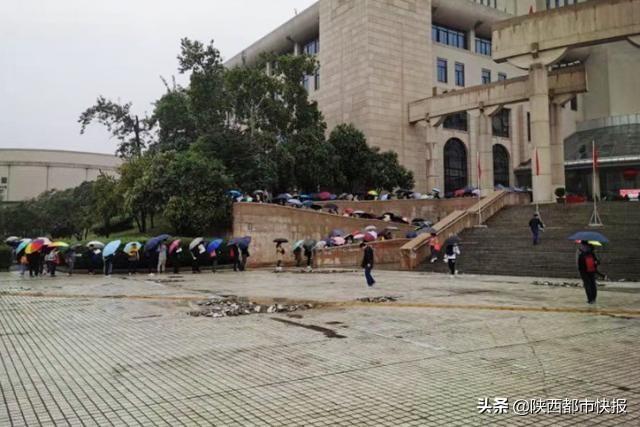 国庆省图书馆人流量不输景区 备考大军占主流