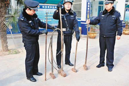 咸阳团伙勾结土冶炼厂 万余元贱卖数百井盖