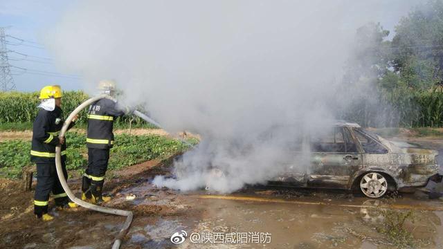 泾阳一辆私人驾校教练车着火 且后备箱内有燃气罐
