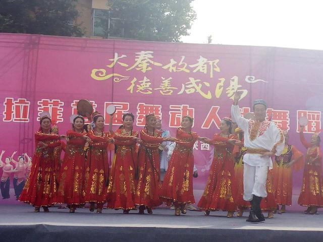 集体舞《中国梦》通过丰富完美的舞台表现及感染力深深的打动了在坐的